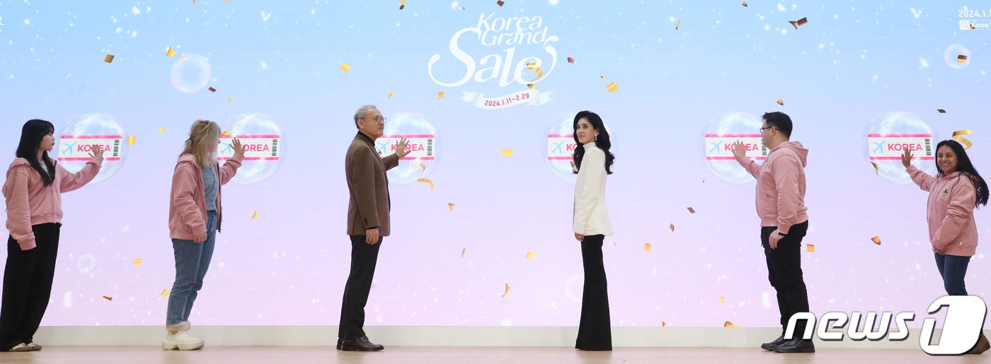 본문 이미지 - 이부진 한국방문의해 위원장과 유인촌 문화체육관광부 장관을 비롯한 내빈들이 11일 서울 중구 온드림 소사이어티에서 열린 '2024 코리아그랜드세일 개막식'에서 기념 퍼포먼스를 하고 있다. (공동취재) 2024.1.11/뉴스1 ⓒ News1 박정호 기자