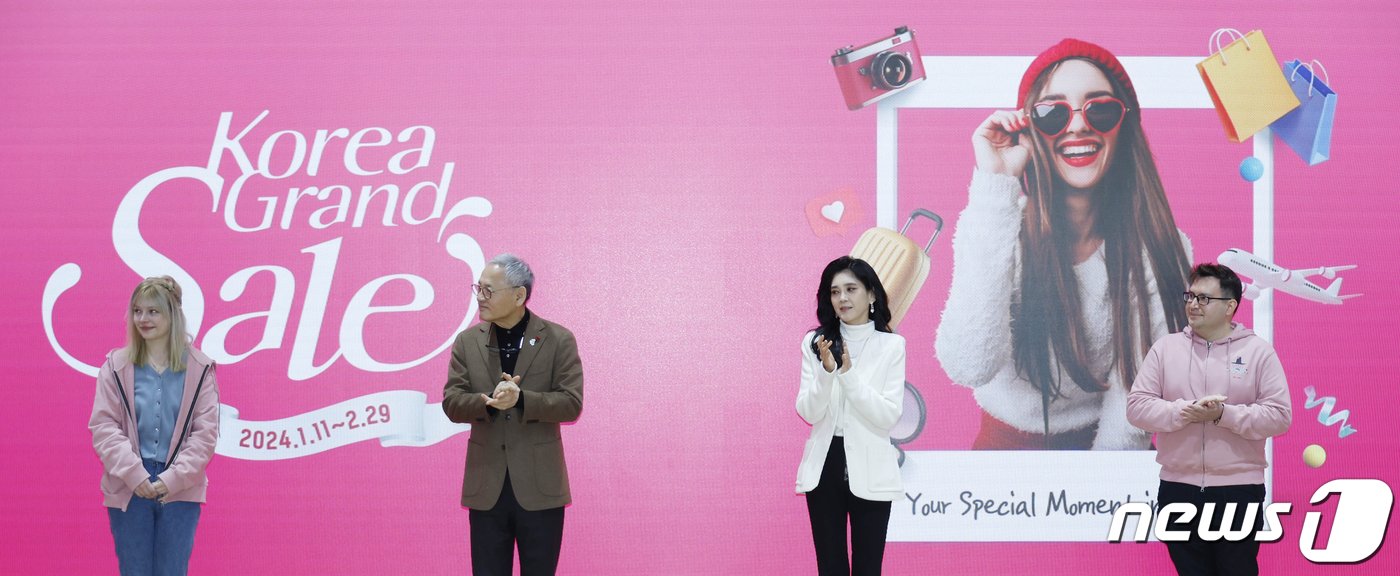 본문 이미지 - 유인촌 문화체육관광부 장관(왼쪽 두 번쨰)과 이부진 한국방문의 해 위원장(왼쪽 세 번째) 등 참석자들이 11일 오전 서울 중구 온드림 소사이어티에서 열린 2024 코리아그랜드세일 개막식에서 개막 세리머니를 마친 후 손뼉을 치고 있다. (공동취재) 2024.1.11/뉴스1 ⓒ News1 박정호 기자