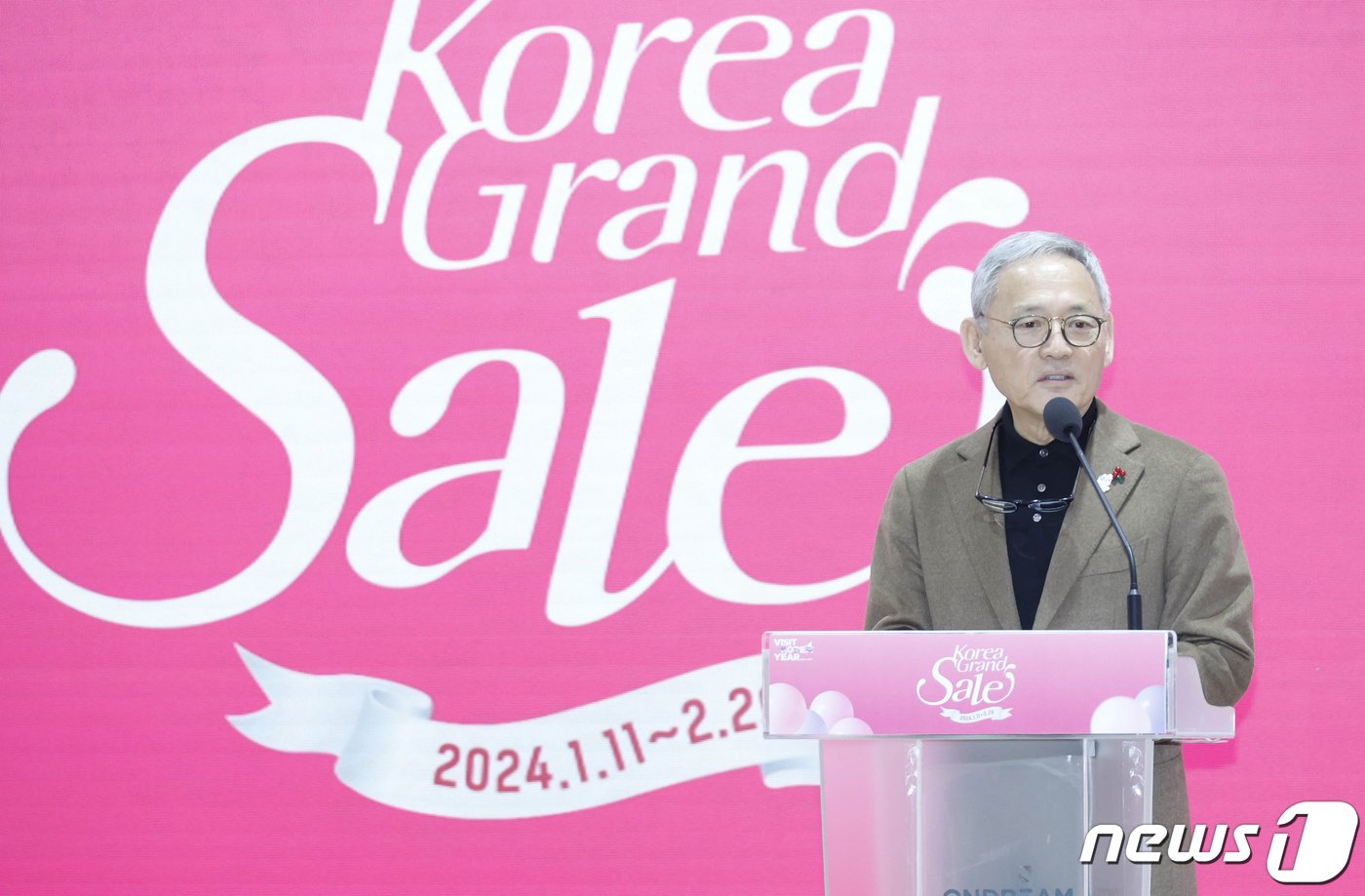 본문 이미지 - 유인촌 문화체육관광부 장관이 11일 오전 서울 중구 온드림 소사이어티에서 열린 2024 코리아그랜드세일 개막식에서 축사를 하고 있다. (공동취재) 2024.1.11/뉴스1 ⓒ News1 박정호 기자