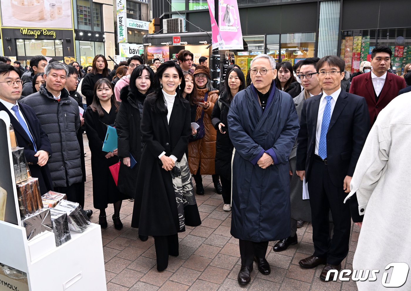 본문 이미지 - 유인촌 문화체육관광부 장관과 이부진 한국방문의해 위원장이 11일 오전 2024 코리아그랜드세일 개막식 후 서울 중구 명동 토니모리 매장을 방문하고 있다. 코리아그랜드세일은 방한 관광 비수기에 외국인 관광객 유치와 소비 촉진을 위해 항공·숙박·쇼핑·식음·체험·편의서비스 등 다양한 민간기업 참여를 바탕으로 지난 2011년부터 진행해 온 대표적 쇼핑문화관광 축제다. (공동취재) 2024.1.11/뉴스1 ⓒ News1 박정호 기자