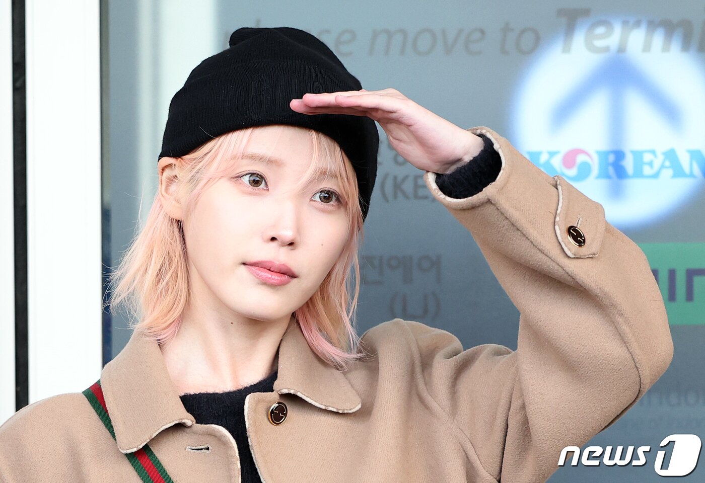 본문 이미지 - 가수 겸 배우 아이유가 ‘구찌 2024 가을 겨울 남성 패션쇼’ 참석 차 11일 오전 인천국제공항 제2터미널을 통해 이탈리아 밀라노로 출국에 앞서 팬들에게 인사하고 있다. 2024.1.11/뉴스1 ⓒ News1 김진환 기자