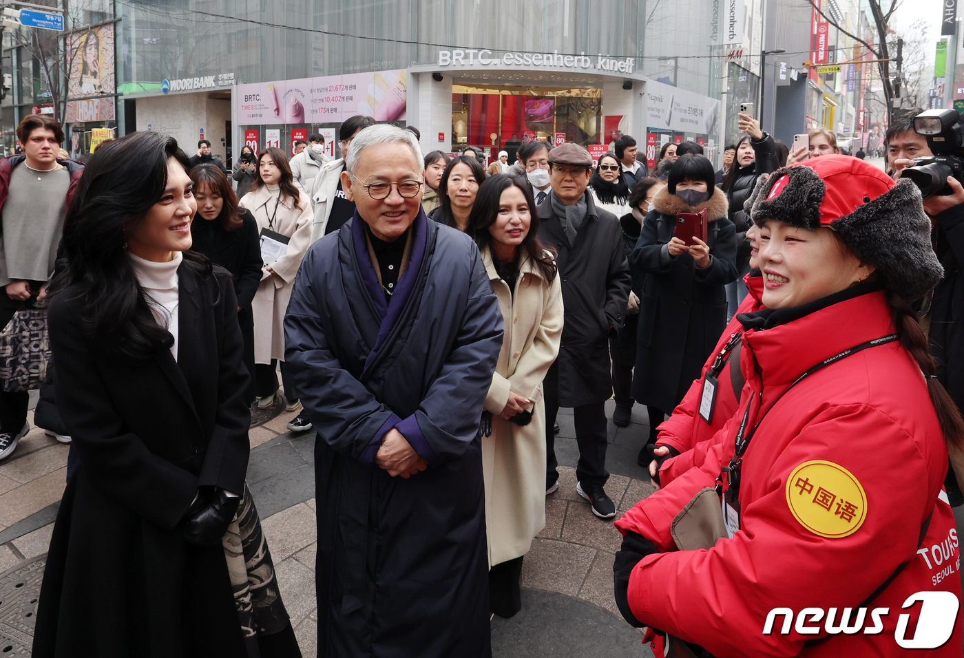 (서울=뉴스1) 박정호 기자 = 이부진 한국방문의해 위원장과 유인촌 문화체육관광부 장관이 11일 서울 중구 명동에서 열린 '2024 코리아그랜드세일' 개막식을 마치고 움직이는 관광 …