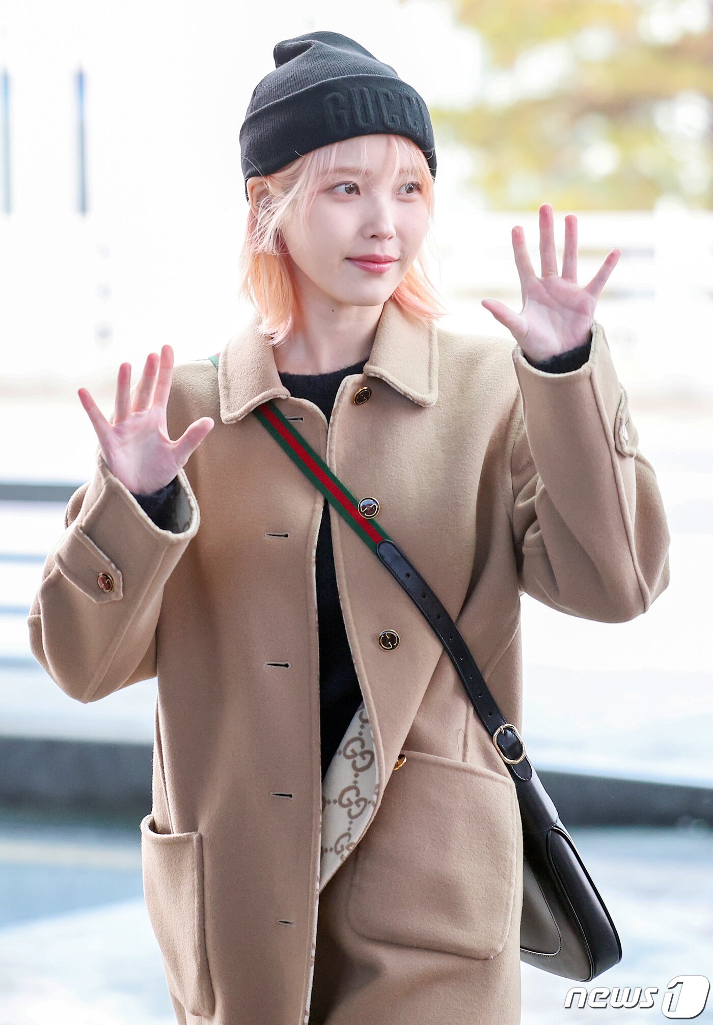 본문 이미지 - 가수 겸 배우 아이유가 ‘구찌 2024 가을 겨울 남성 패션쇼’ 참석 차 11일 오전 인천국제공항 제2터미널을 통해 이탈리아 밀라노로 출국에 앞서 팬들에게 인사하고 있다. 2024.1.11/뉴스1 ⓒ News1 김진환 기자