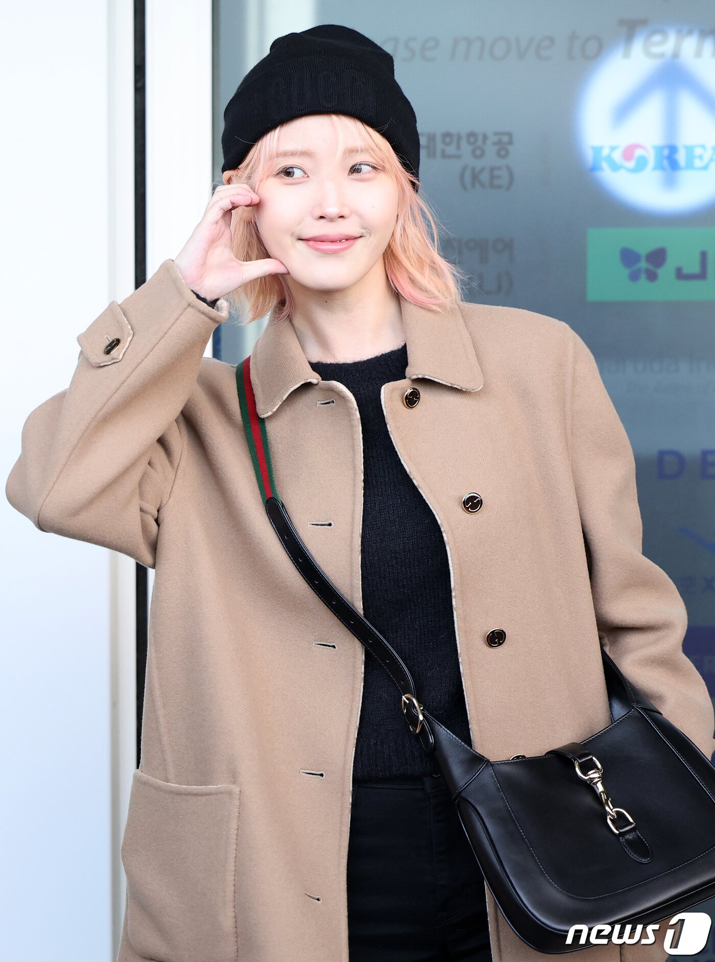 본문 이미지 - 가수 겸 배우 아이유가 ‘구찌 2024 가을 겨울 남성 패션쇼’ 참석 차 11일 오전 인천국제공항 제2터미널을 통해 이탈리아 밀라노로 출국에 앞서 팬들에게 인사하고 있다. 2024.1.11/뉴스1 ⓒ News1 김진환 기자