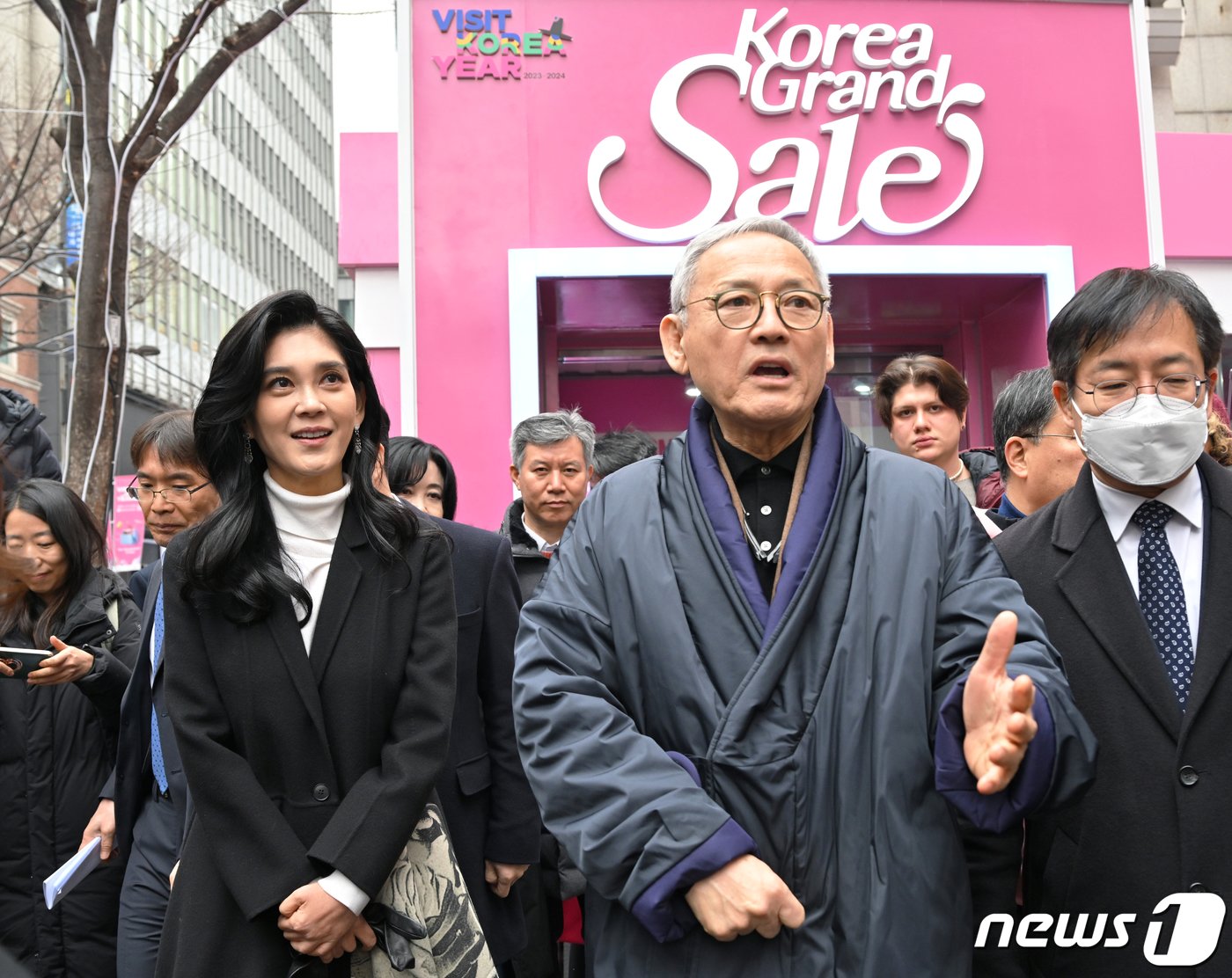 본문 이미지 - 유인촌 문화체육관광부 장관과 이부진 한국방문의해 위원장이 11일 서울 중구 온드림 소사이어티에서 2024 코리아그랜드세일 개막식을 마치고 명동웰컴센터를 둘러본 뒤 취재진에 질문에 답하고 있다. (공동취재) 2024.1.11/뉴스1 ⓒ News1 박정호 기자