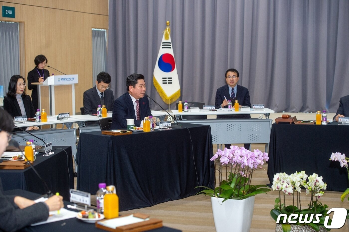 본문 이미지 - 동서고속도로추진협의회 10대 협의회장으로 선출된 김창규(가운데) 제천시장이 발언하고 있다.(제천시 제공).2024.1.11/뉴스1