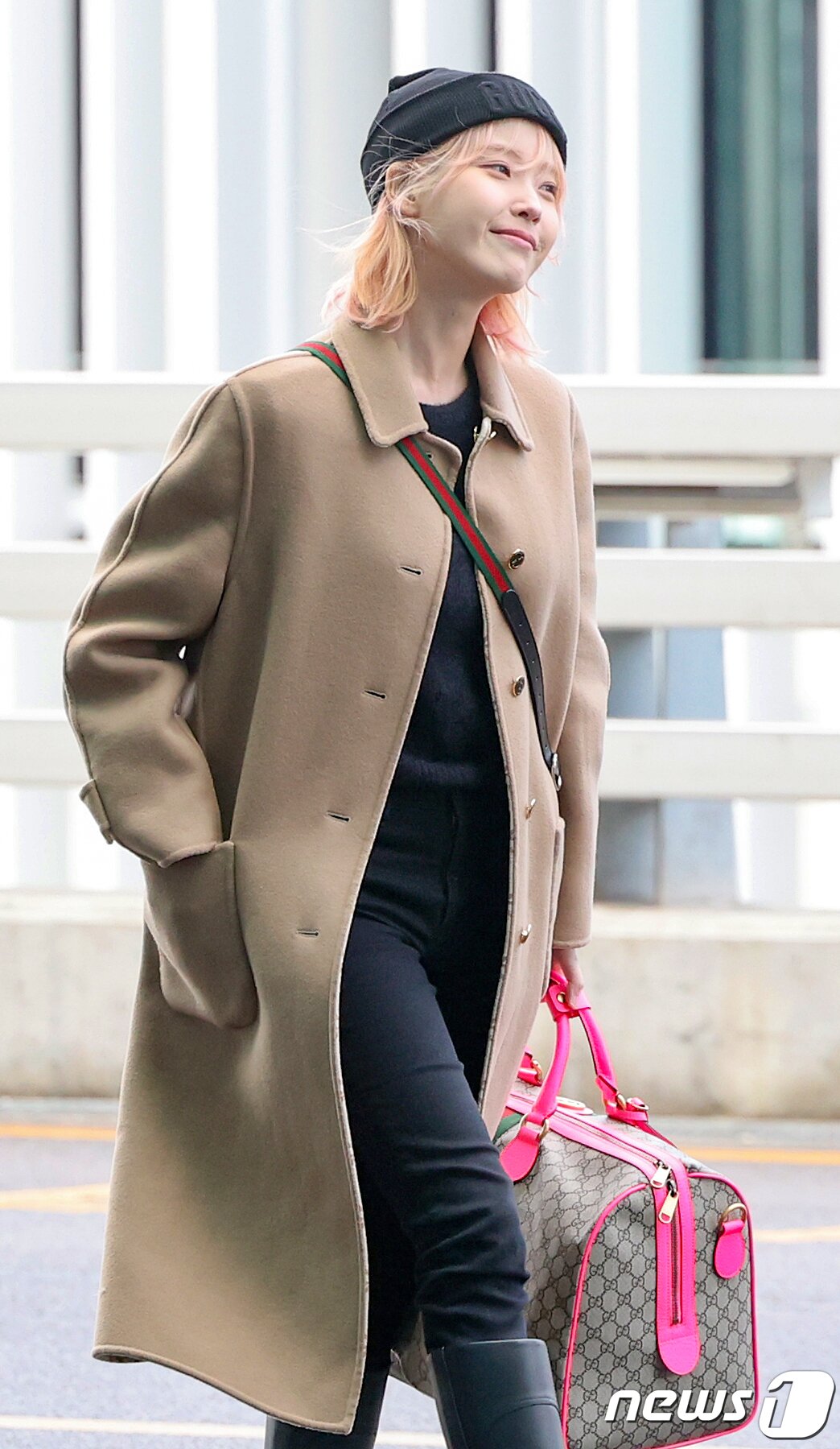 본문 이미지 - 가수 겸 배우 아이유가 ‘구찌 2024 가을 겨울 남성 패션쇼’ 참석 차 11일 오전 인천국제공항 제2터미널을 통해 이탈리아 밀라노로 출국하고 있다. 2024.1.11/뉴스1 ⓒ News1 김진환 기자