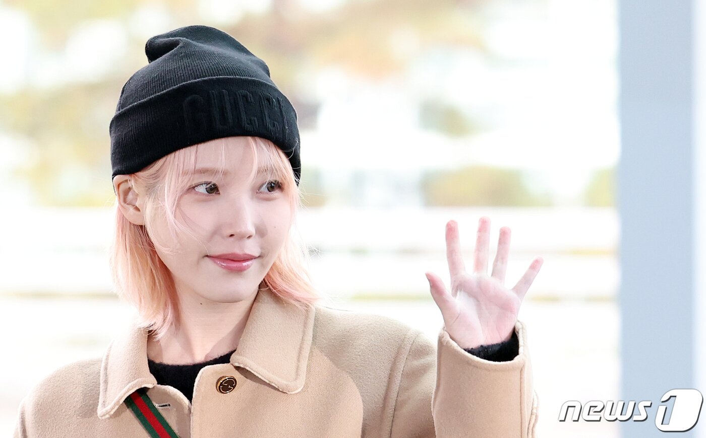 본문 이미지 - 가수 겸 배우 아이유가 ‘구찌 2024 가을 겨울 남성 패션쇼’ 참석 차 11일 오전 인천국제공항 제2터미널을 통해 이탈리아 밀라노로 출국에 앞서 팬들에게 인사하고 있다. 2024.1.11/뉴스1 ⓒ News1 김진환 기자