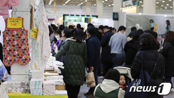 11일 오후 서울 강남구 코엑스에서 열린 2024 맘스홀릭베이비페어에서 관람객들이 전시를 둘러보고 있다. 2024.1.11/뉴스1 ⓒ News1 김민지 기자