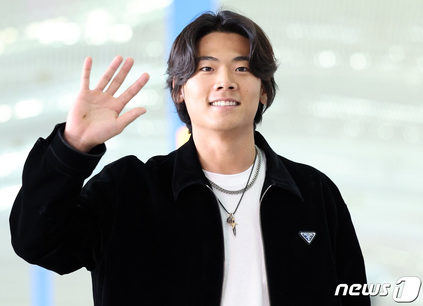 본문 이미지 - 미국프로야구 메이저리그(MLB) 피츠버그 파이리츠의 배지환이 11일 오후 인천국제공항 제2여객터미널을 통해 미국으로 출국에 앞서 포즈를 취하고 있다. 2024.1.11/뉴스1 ⓒ News1 김진환 기자