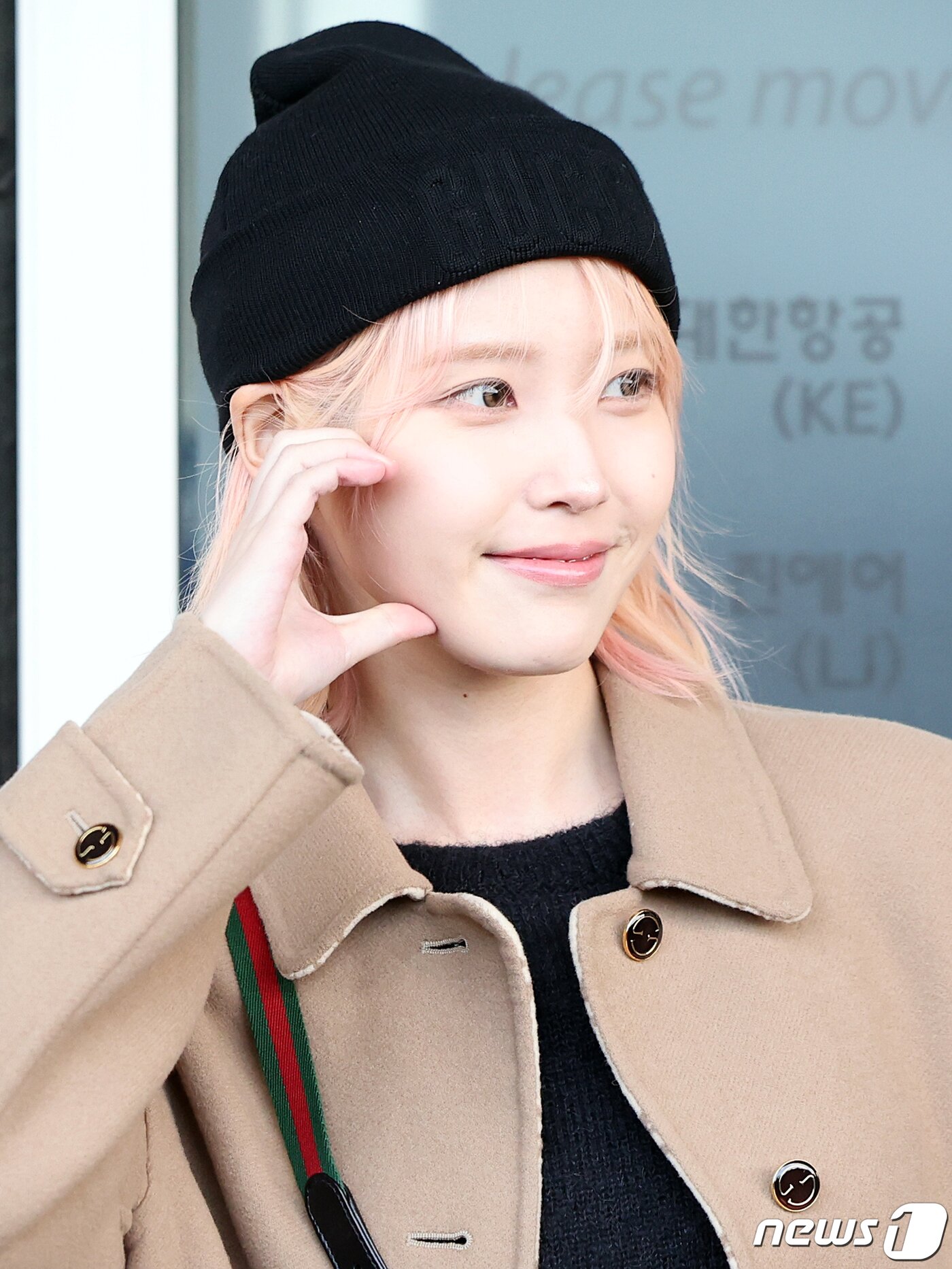 본문 이미지 - 가수 겸 배우 아이유가 ‘구찌 2024 가을 겨울 남성 패션쇼’ 참석 차 11일 오전 인천국제공항 제2터미널을 통해 이탈리아 밀라노로 출국에 앞서 팬들에게 인사하고 있다. 2024.1.11/뉴스1 ⓒ News1 김진환 기자