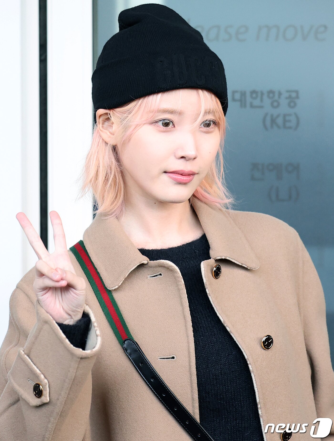 본문 이미지 - 가수 겸 배우 아이유가 ‘구찌 2024 가을 겨울 남성 패션쇼’ 참석 차 11일 오전 인천국제공항 제2터미널을 통해 이탈리아 밀라노로 출국에 앞서 팬들에게 인사하고 있다. 2024.1.11/뉴스1 ⓒ News1 김진환 기자