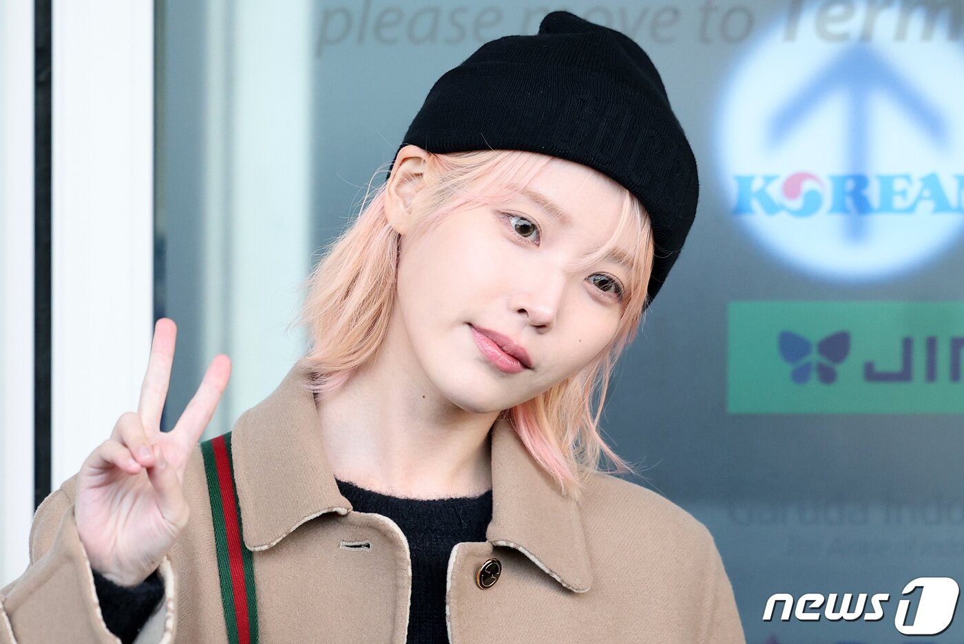 본문 이미지 - 가수 겸 배우 아이유가 ‘구찌 2024 가을 겨울 남성 패션쇼’ 참석 차 11일 오전 인천국제공항 제2터미널을 통해 이탈리아 밀라노로 출국에 앞서 팬들에게 인사하고 있다. 2024.1.11/뉴스1 ⓒ News1 김진환 기자