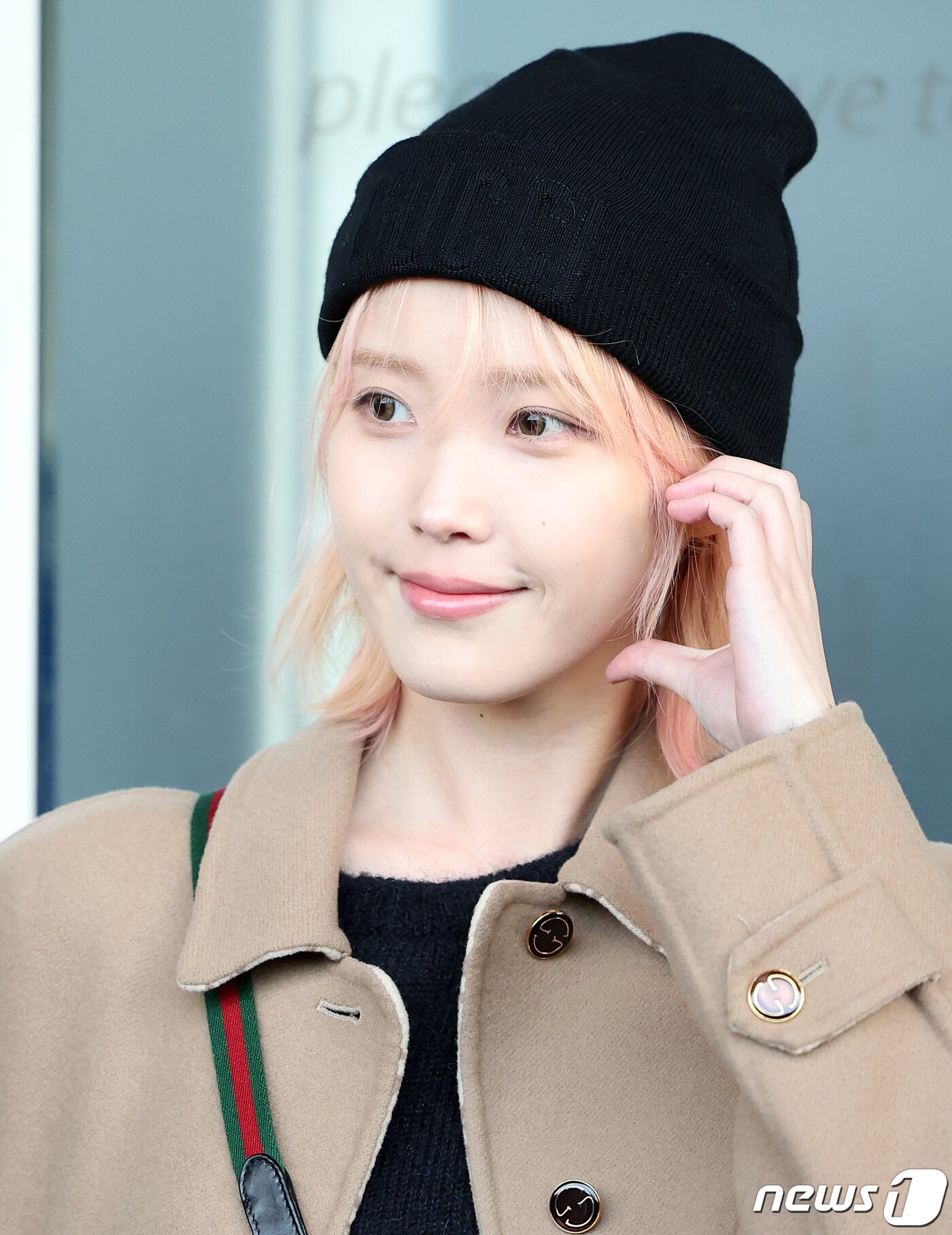 본문 이미지 - 가수 겸 배우 아이유가 ‘구찌 2024 가을 겨울 남성 패션쇼’ 참석 차 11일 오전 인천국제공항 제2터미널을 통해 이탈리아 밀라노로 출국에 앞서 팬들에게 인사하고 있다. 2024.1.11/뉴스1 ⓒ News1 김진환 기자