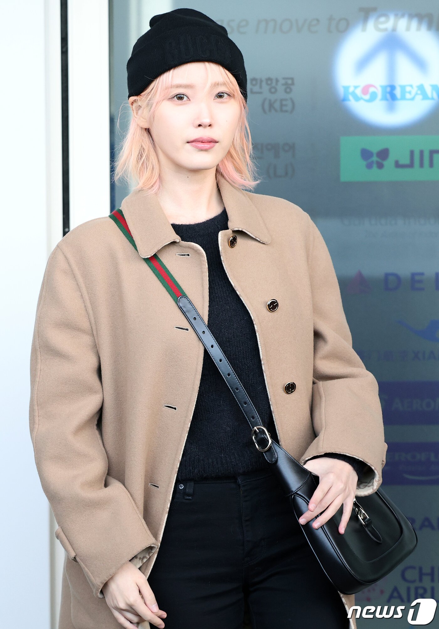 본문 이미지 - 가수 겸 배우 아이유가 ‘구찌 2024 가을 겨울 남성 패션쇼’ 참석 차 11일 오전 인천국제공항 제2터미널을 통해 이탈리아 밀라노로 출국에 앞서 팬들에게 인사하고 있다. 2024.1.11/뉴스1 ⓒ News1 김진환 기자