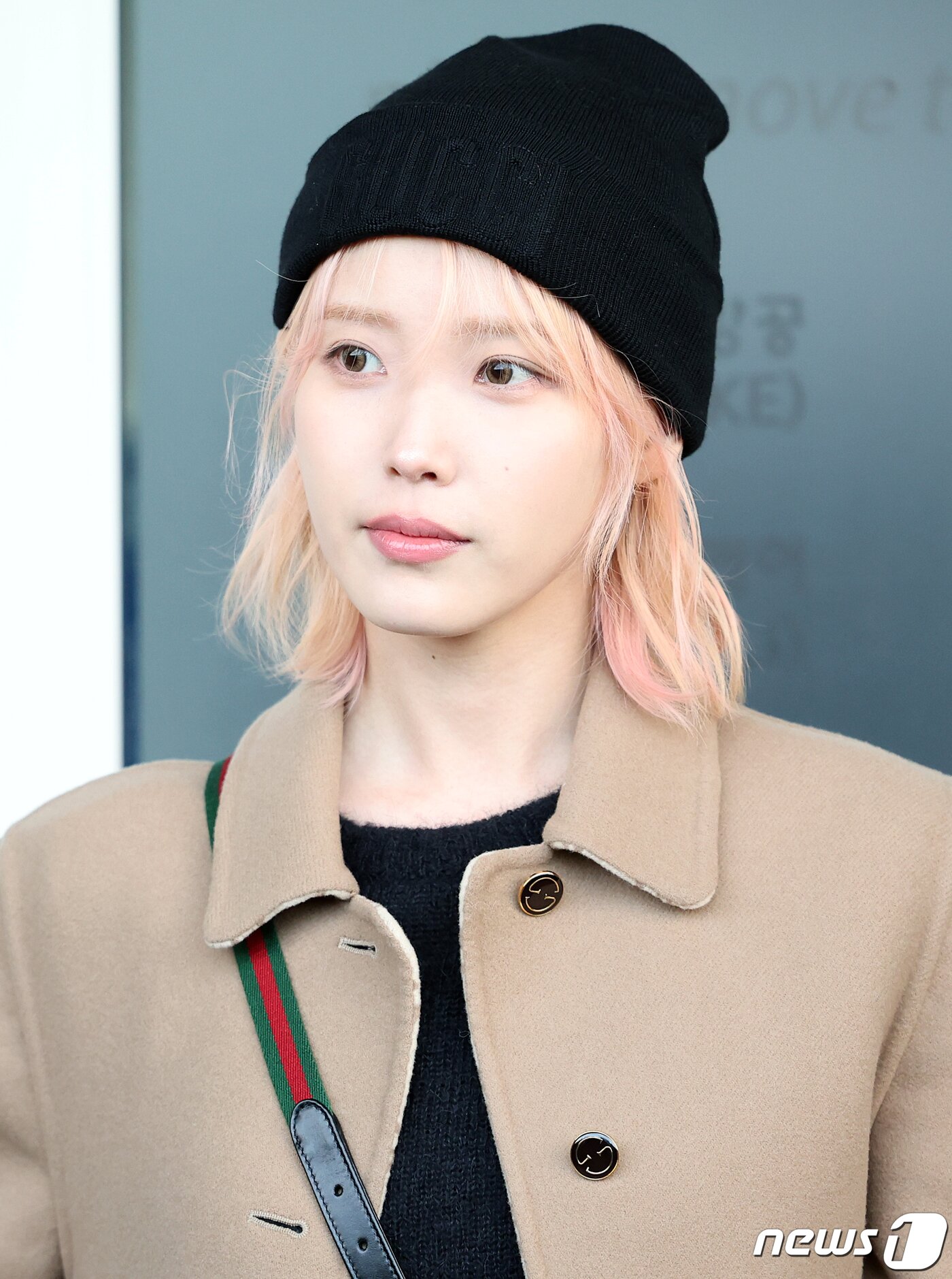 본문 이미지 - 가수 겸 배우 아이유가 ‘구찌 2024 가을 겨울 남성 패션쇼’ 참석 차 11일 오전 인천국제공항 제2터미널을 통해 이탈리아 밀라노로 출국에 앞서 팬들에게 인사하고 있다. 2024.1.11/뉴스1 ⓒ News1 김진환 기자