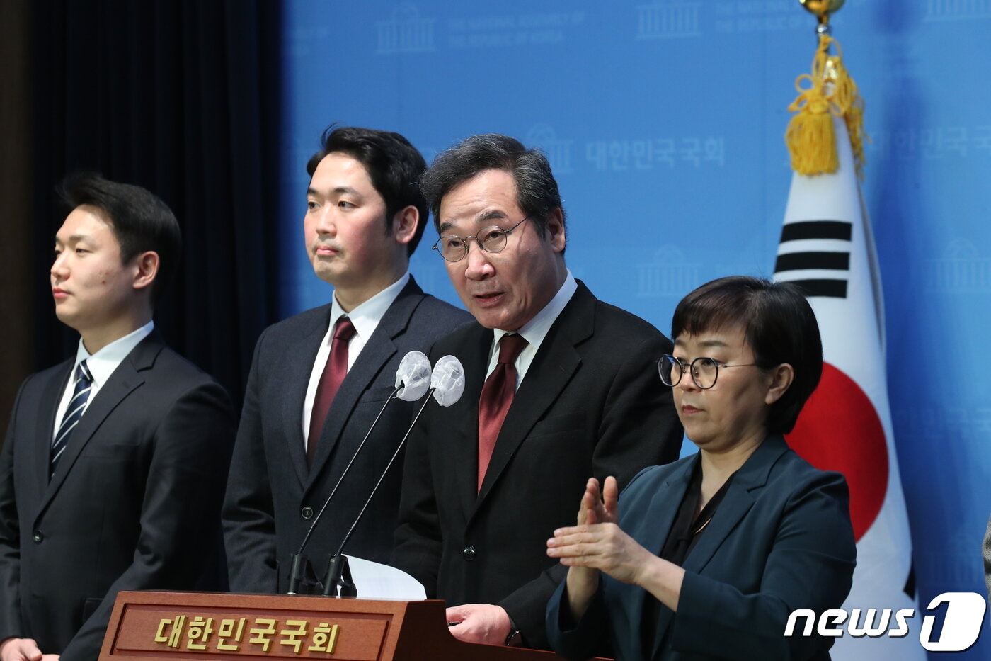 본문 이미지 - 이낙연 전 더불어민주당 대표가 11일 오후 서울 여의도 국회 소통관에서 기자회견을 갖고 더불어민주당 탈당 선언 및 신당 창당 계획을 발표하고 있다. 2024.1.11./뉴스1 ⓒ News1 임세영 기자