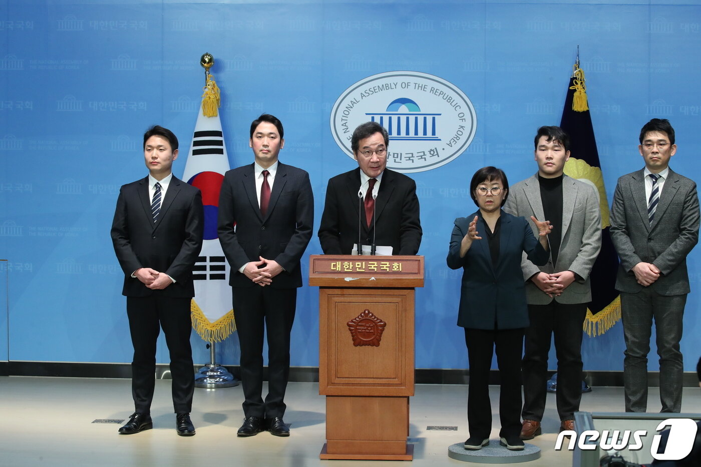본문 이미지 - 이낙연 전 더불어민주당 대표가 11일 오후 서울 여의도 국회 소통관에서 기자회견을 갖고 더불어민주당 탈당 선언 및 신당 창당 계획을 발표하고 있다. 2024.1.11/뉴스1 ⓒ News1 임세영 기자