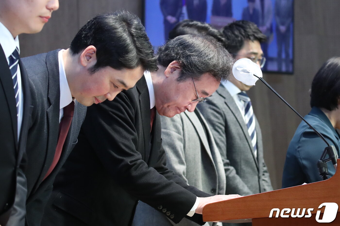본문 이미지 - 이낙연 전 더불어민주당 대표가 11일 오후 서울 여의도 국회 소통관에서 기자회견을 갖고 더불어민주당 탈당 선언 및 신당 창당 계획을 발표 후 고개숙여 인사를 하고 있다. 2024.1.11/뉴스1 ⓒ News1 임세영 기자