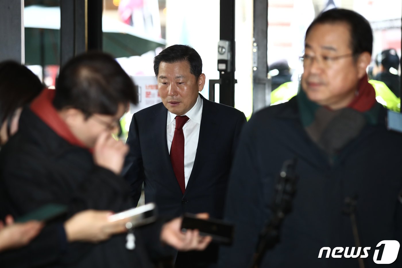 본문 이미지 - 국민의힘 인재영입위원장인 이철규 의원이 11일 오후 서울 여의도 당사로 들어서고 있다. 사진 오른쪽은 당사에 첫 출근한 정영환 공천관리위원장. 국민의힘은 이날 이철규 의원을 포함한 공천관리위원회 명단을 공개했다. 2024.1.11/뉴스1 ⓒ News1 이광호 기자