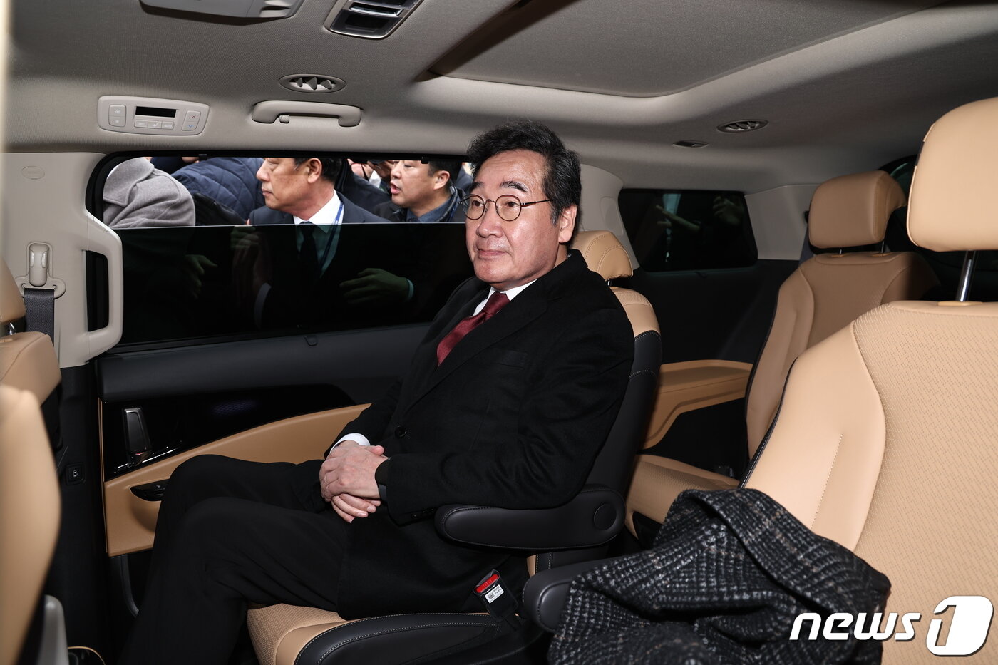 본문 이미지 - 이낙연 전 더불어민주당 대표가 11일 오후 서울 여의도 국회 소통관에서 민주당 탈당 및 신당 창당 선언 기자회견을 마치고 나서 차량에 오르고 있다. 2024.1.11/뉴스1 ⓒ News1 구윤성 기자