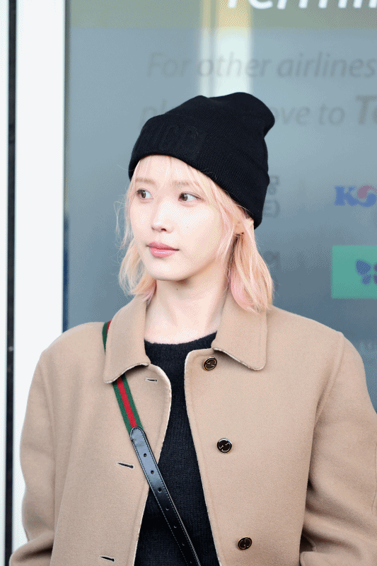 본문 이미지 - 아이유가 핑크색이 감도는 헤어 스타일로 등장해 눈길을 사로잡았다