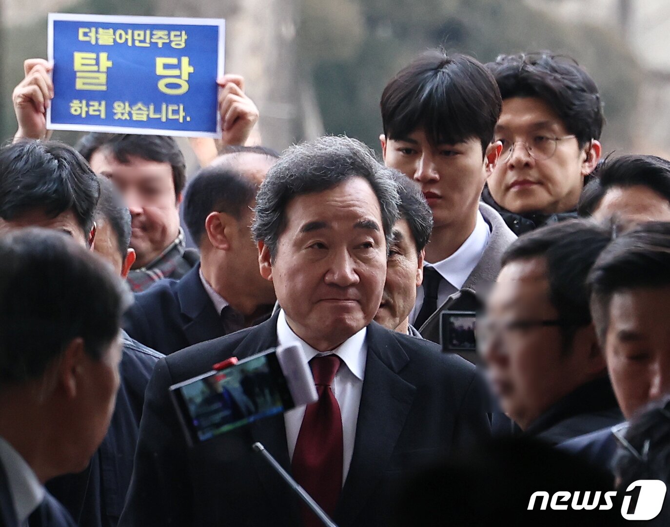 본문 이미지 - 이낙연 전 더불어민주당 대표가 11일 오후 서울 여의도 국회에서 민주당 탈당 및 신당 창당 선언 기자회견을 하기 위해 소통관으로 들어서고 있다. 2024.1.11/뉴스1 ⓒ News1 구윤성 기자