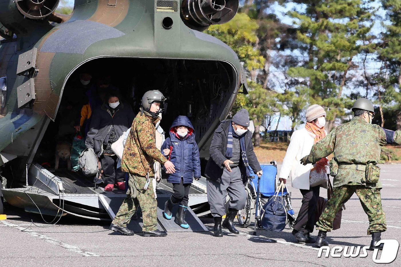 (가나자와 AFP=뉴스1) 정지윤 기자 = 지진 피해가 발생한 일본 이시카와현 와지마에서 11일 주민들이 헬리콥터를 타고 가나자와 지역으로 대피하고 있다. 2024.01.11ⓒ A …