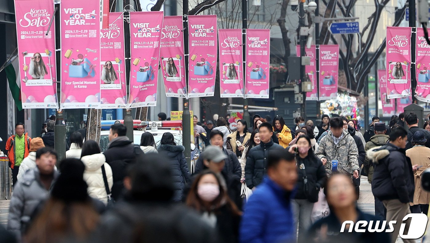 본문 이미지 - 2024 코리아그랜드세일이 시작된 11일 오후 서울 중구 명동 거리가 관광객들로 북적이고 있다. 코리아그랜드세일은 방한 관광 비수기&#40;1~2월&#41;에 외국인 관광객 유치와 관광 소비를 촉진하기 위해 열리는 우리나라 대표 쇼핑문화관광축제다. 항공·숙박·쇼핑·식음·체험·편의서비스 등 다양한 민간기업의 참여를 바탕으로 2011년부터 개최했다. 2024.1.11/뉴스1 ⓒ News1 박지혜 기자