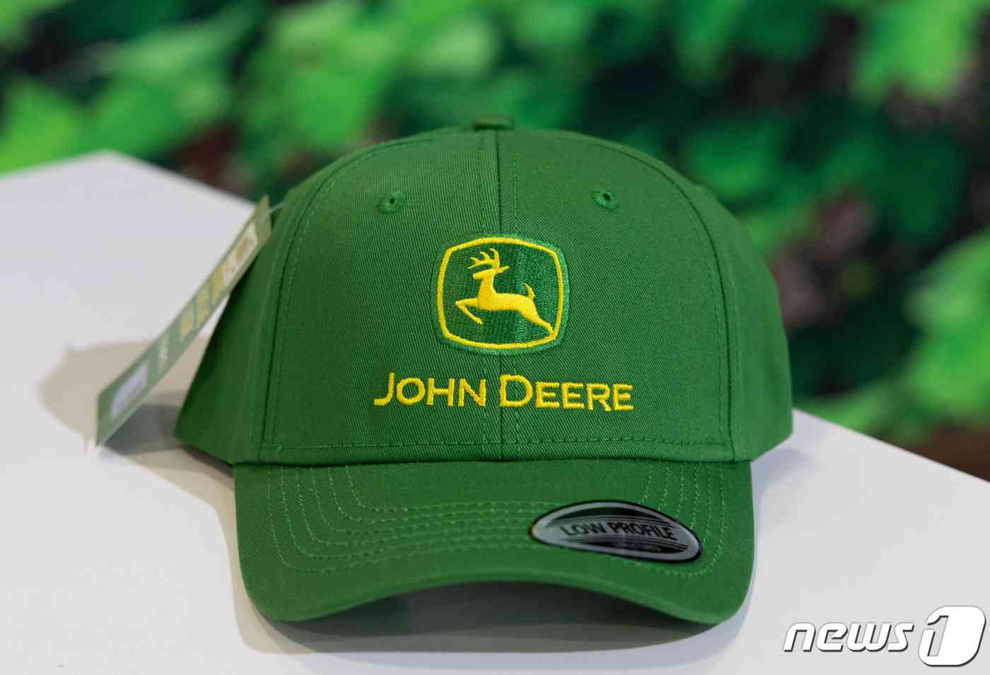 '농슬라' 존디어가 증정하는 녹색 모자. 2024.1.11 / 뉴스1 © News1 이재명 기자