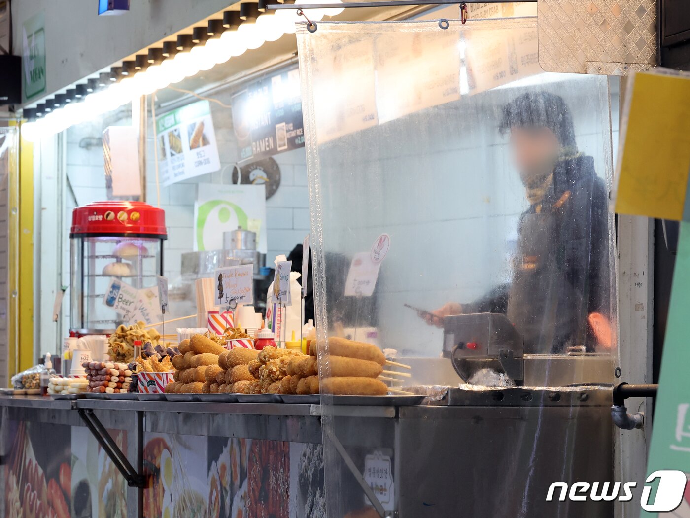 본문 이미지 - 서울 중구 명동거리에서 상인이 영업준비를 하고 있다. /뉴스1 ⓒ News1 황기선 기자