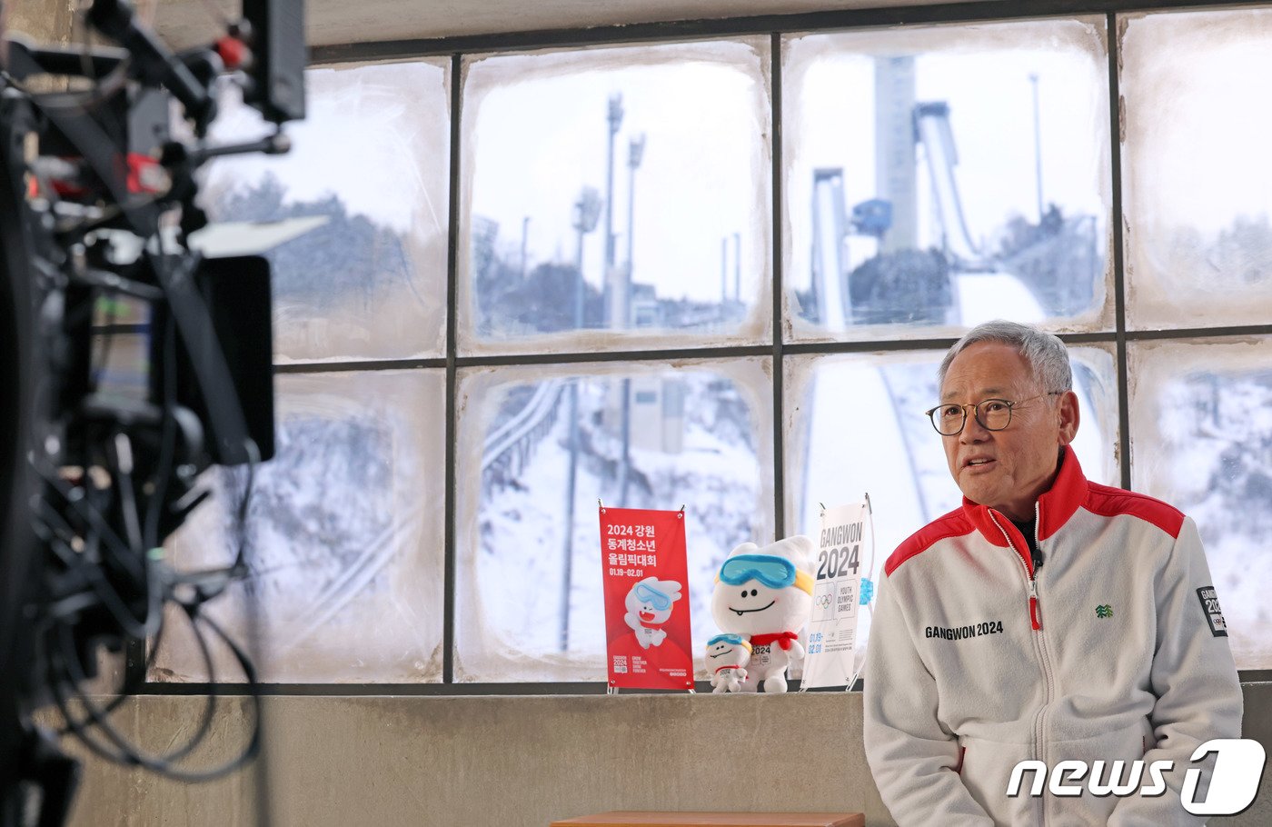 본문 이미지 - 유인촌 문화체육관광부 장관이 11일 경기 일산 엑스온스튜디오에서 열린 방송영상콘텐츠 제작사 현장 간담회에 앞서 버추얼 스튜디오에서 촬영을 해보고 있다. &#40;문화체육관광부 제공&#41; 2024.1.11/뉴스1