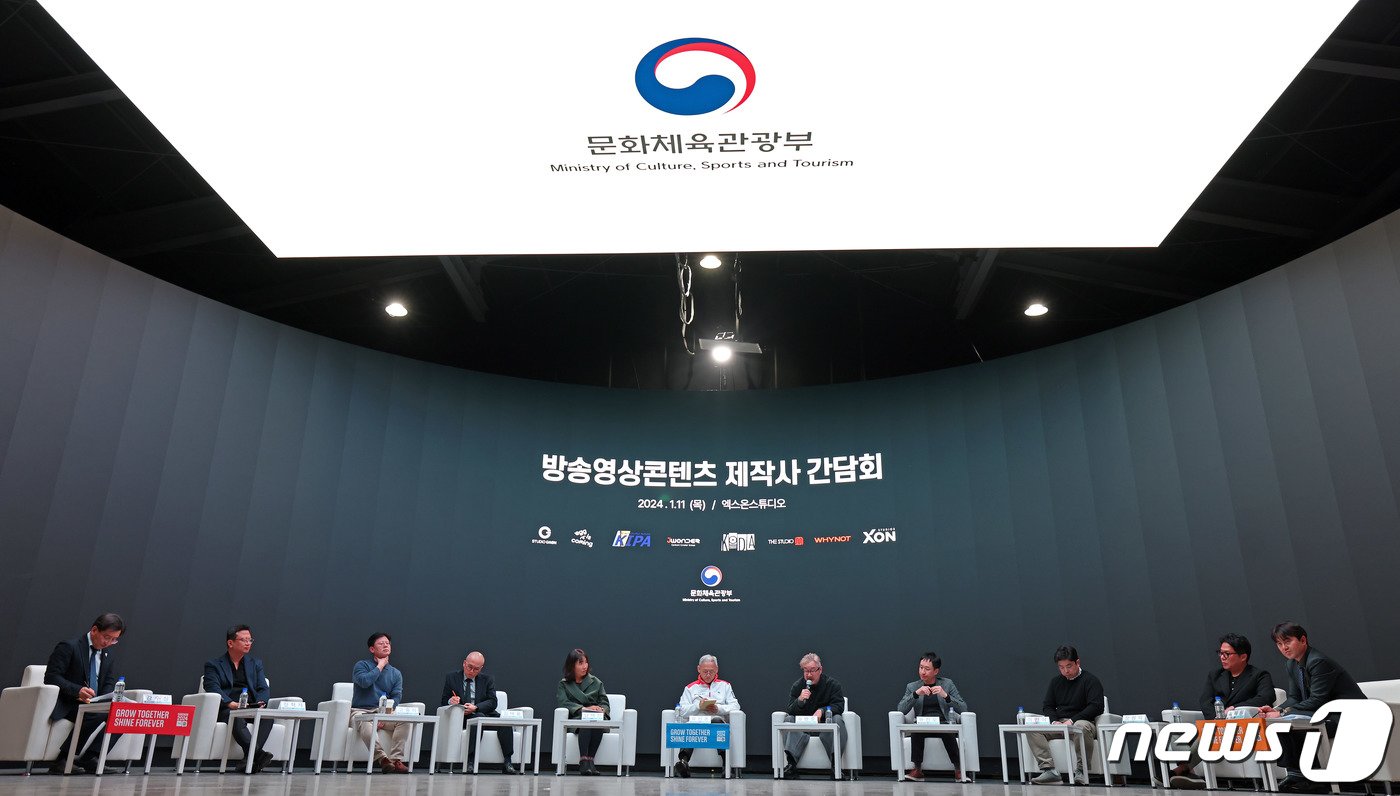 본문 이미지 - 유인촌 문화체육관광부 장관이 11일 경기 일산 엑스온스튜디오에서 드라마·예능·다큐멘터리 등 방송영상콘텐츠 제작사 관계자들을 만나 현장의 목소리를 청취하고 있다. &#40;문화체육관광부 제공&#41; 2024.1.11/뉴스1