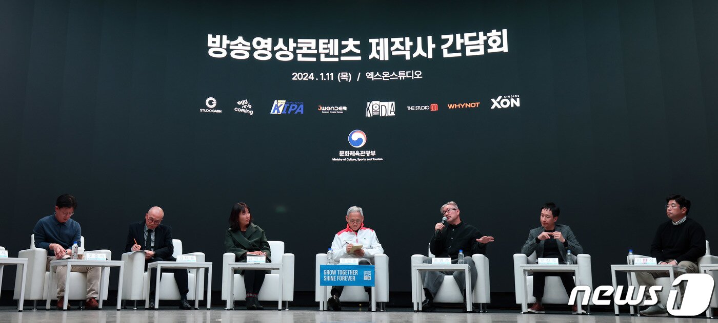 본문 이미지 - 유인촌 문화체육관광부 장관이 11일 경기 일산 엑스온스튜디오에서 드라마·예능·다큐멘터리 등 방송영상콘텐츠 제작사 관계자들을 만나 현장의 목소리를 청취하고 있다. &#40;문화체육관광부 제공&#41; 2024.1.11/뉴스1