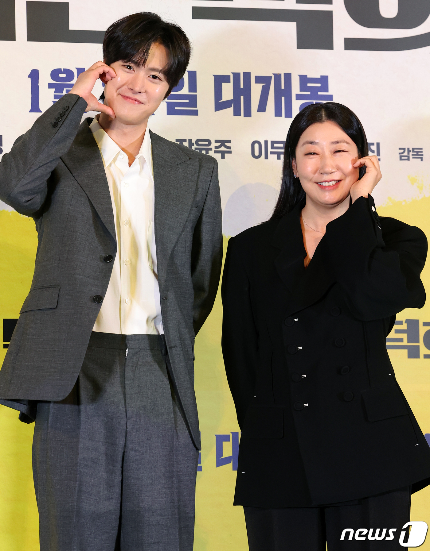 (서울=뉴스1) 김진환 기자 = 배우 공명과 라미란(오른쪽)이 11일 오후 서울 용산구 CGV용산아이파크몰에서 열린 영화 ‘시민덕희’ 언론시사회에 참석해 포즈를 취하고 있다.'시민 …