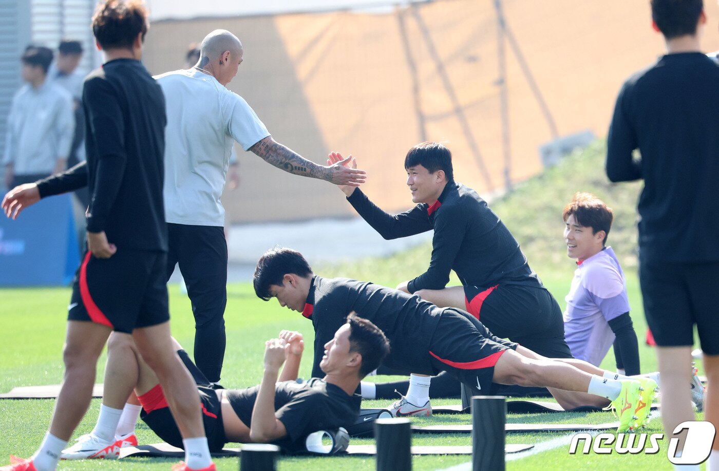 본문 이미지 - 2023 아시아축구연맹(AFC) 카타르 아시안컵에 출전하는 대한민국 축구대표팀 김민재가 11일(현지시간) 카타르 도하 알 에글라 트레이닝 센터에서 차두리 코치와 인사하고 있다. 위르겐 클린스만 감독이 이끄는 축구대표팀은 오는 15일 E조 조별리그 첫 경기인 바레인전을 시작으로 20일 요르단, 25일 말레이시아와 경기를 치른다. 2024.1.11/뉴스1 ⓒ News1 김성진 기자