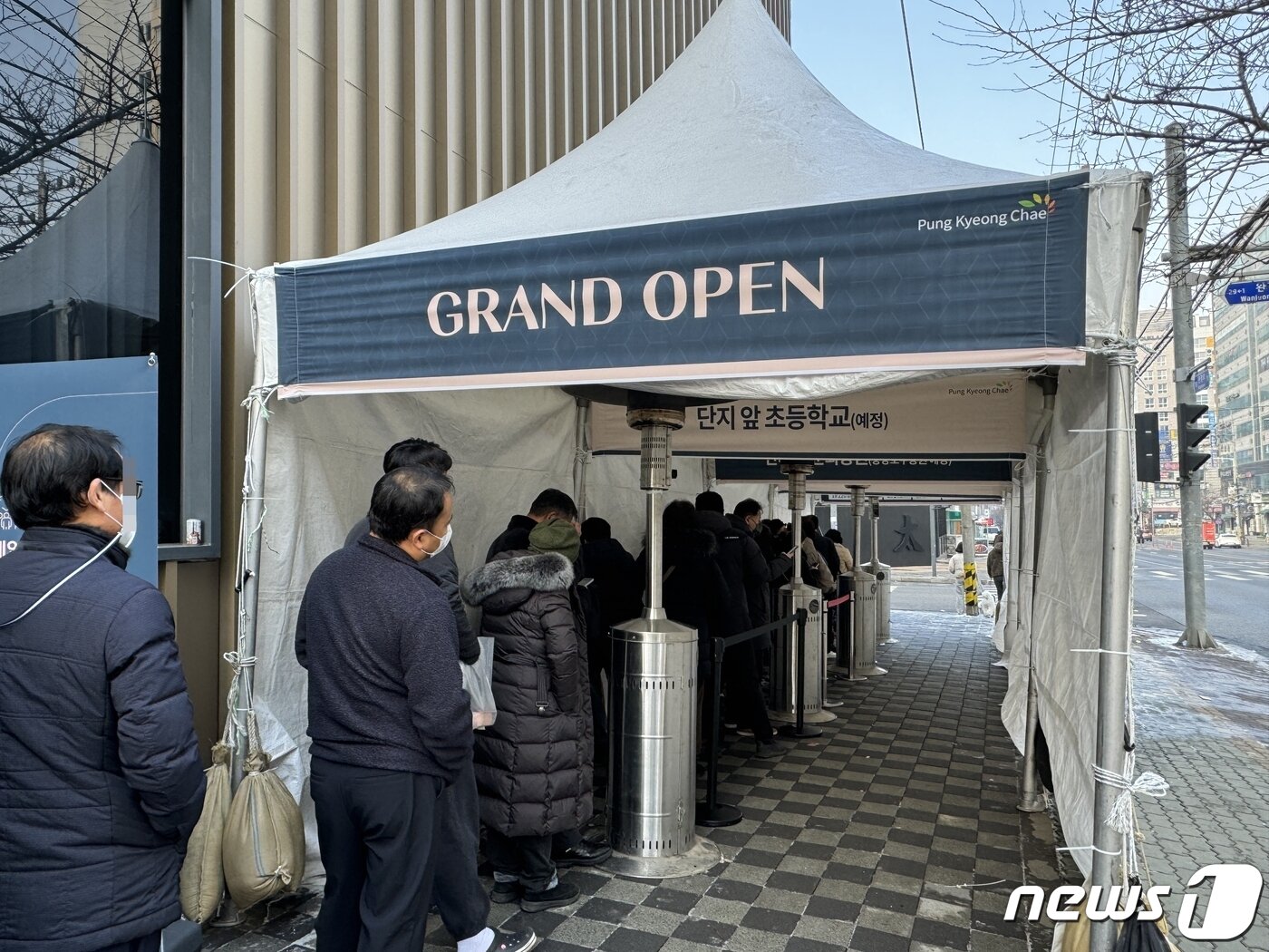 본문 이미지 - 11일 오전 10시 30분 인천 서구 왕길동에 문을 연 제일 건설 '제일풍경채 검단 3차' 견본주택이 문을 열기 전 시민들이 줄을 서 있다.2024.1.11/뉴스1 ⓒ News1 한지명 기자