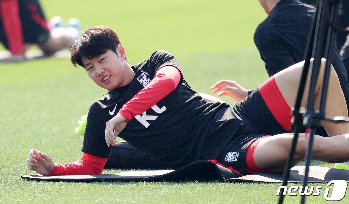 본문 이미지 - 2023 아시아축구연맹(AFC) 카타르 아시안컵에 출전하는 대한민국 축구대표팀 이강인이 11일(현지시간) 카타르 도하 알 에글라 트레이닝 센터에서 훈련을 하고 있다. 위르겐 클린스만 감독이 이끄는 축구대표팀은 오는 15일 E조 조별리그 첫 경기인 바레인전을 시작으로 20일 요르단, 25일 말레이시아와 경기를 치른다. 2024.1.11/뉴스1 ⓒ News1 김성진 기자
