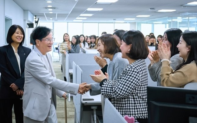본문 이미지 - 이재현 CJ그룹 회장이 10일 서울 용산구 CJ올리브영 본사를 찾아 임직원과 인사하고 있다(CJ 제공)