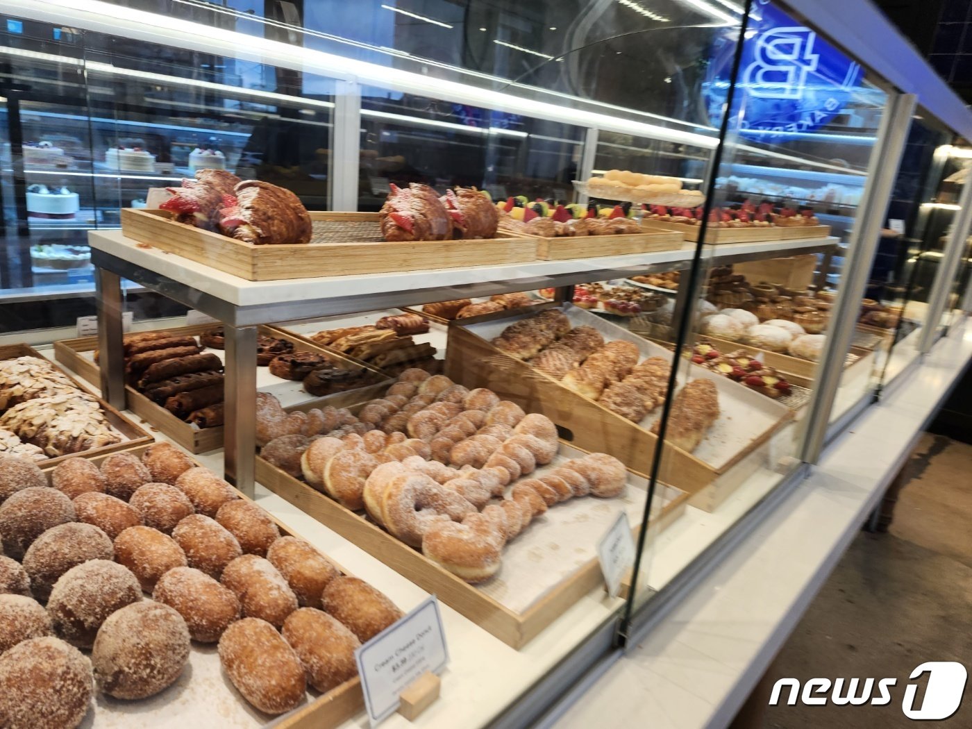본문 이미지 - 캐나다 토론토 영 스트리트에 위치한 영 쇼핑센터에 있는 파리바게뜨 매장. ⓒ News1 김남희 통신원 