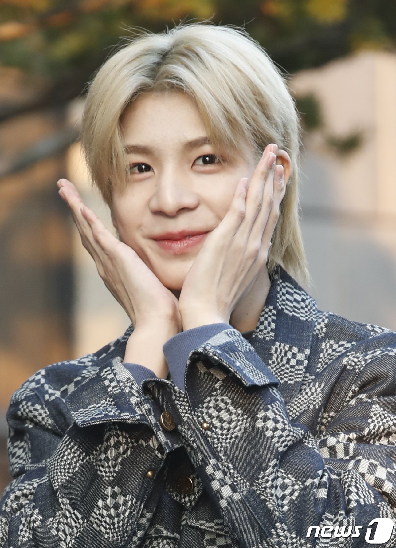 본문 이미지 - 가수 JD1(정동원)이 음악방송 '뮤직뱅크'(이하 뮤뱅)를 위해 12일 오전 서울 영등포구 KBS 신관 공개홀에 도착해 인사를 하고 있다. 2024.1.12/뉴스1 ⓒ News1 권현진 기자