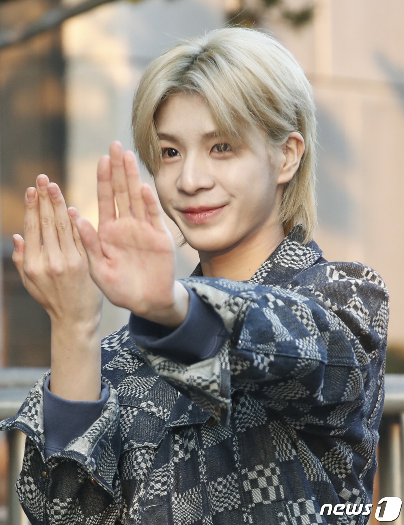 본문 이미지 - 가수 JD1(정동원)이 음악방송 '뮤직뱅크'(이하 뮤뱅)를 위해 12일 오전 서울 영등포구 KBS 신관 공개홀에 도착해 인사를 하고 있다. 2024.1.12/뉴스1 ⓒ News1 권현진 기자