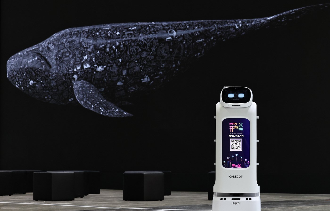 본문 이미지 - 경기 고양시 킨텍스에서 열린 2023 디지털 미디어 테크쇼·디지털 퓨처쇼에서 인공지능(AI) 안내로봇이 행사장을 안내하고 있다.  ⓒ News1 구윤성 기자