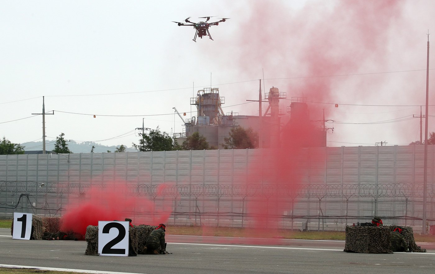 본문 이미지 - '2023 아미 타이거(Army TIGER) 드론봇 페스티벌'에서 소총을 장착한 전투 드론이 제압사격 시범을 보이고 있다.  ⓒ News1 구윤성 기자