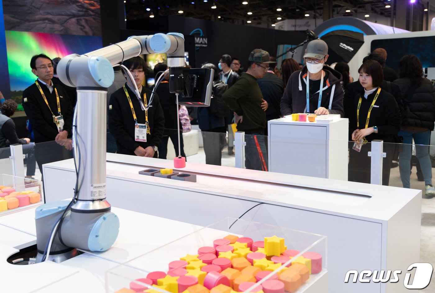 본문 이미지 - 세계 최대 가전·IT(정보기술) 전시회 'CES 2024' 개막 사흘째인 11일(현지시간) 미국 네바다주 라스베이거스 컨벤션센터(LVCC)에 마련된 니콘 전시관을 찾은 관람객들이 '로봇 비전 시스템'을 체험하고 있다. 2024.1.12/뉴스1 ⓒ News1 이재명 기자