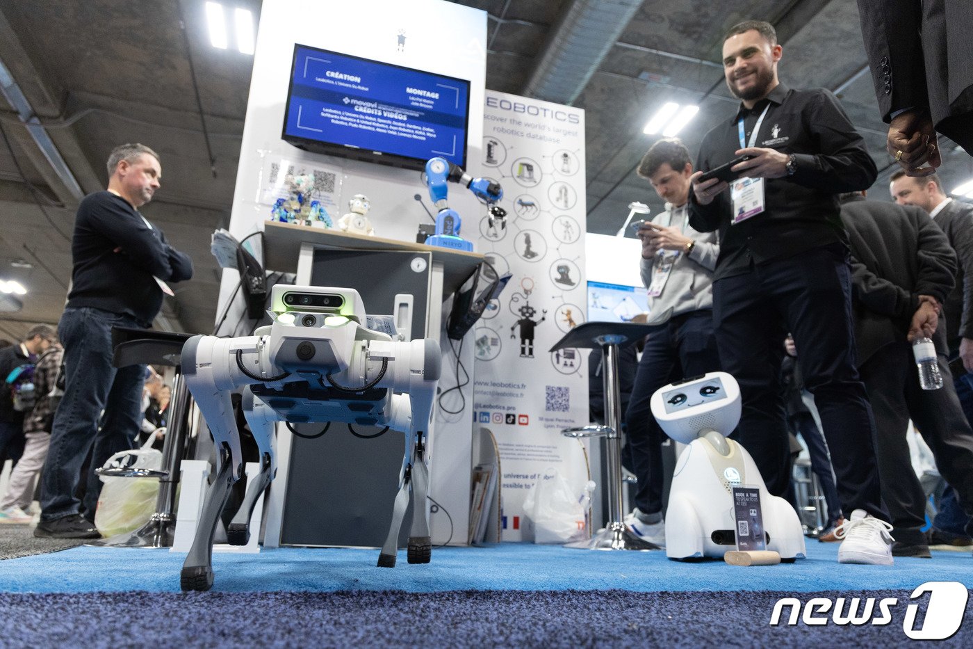 본문 이미지 - 세계 최대 가전·IT(정보기술) 전시회 'CES 2024' 개막 사흘째인 11일(현지시간) 미국 네바다주 라스베이거스 베네시안 엑스포홀에 마련된 레오보틱스 전시관에서 관계자가 로봇을 시연하고 있다. 2024.1.12/뉴스1 ⓒ News1 이재명 기자