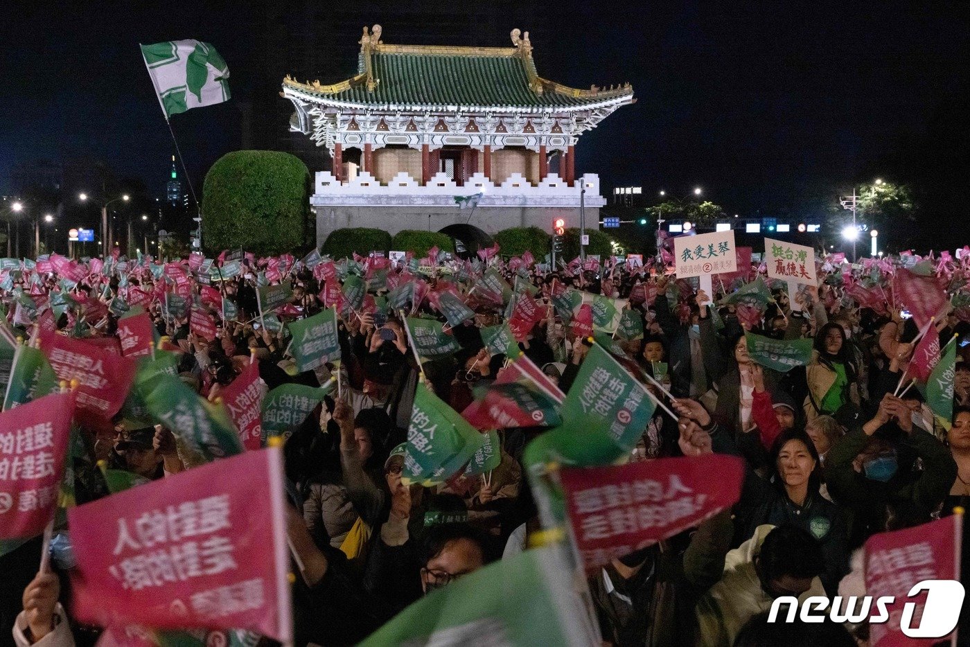 본문 이미지 - 대만 총통 선거를 이틀 앞둔 11일(현지시간) 밤, 타이베이 대만총독부 건물 앞 카이다거란 대도에서 열린 대만 집권 민진당 소속 라이칭더 총통 후보의 유세에 10만명 이상의 인파가 몰렸다. 2024.01.11 ⓒ AFP=뉴스1 ⓒ News1 최종일 기자