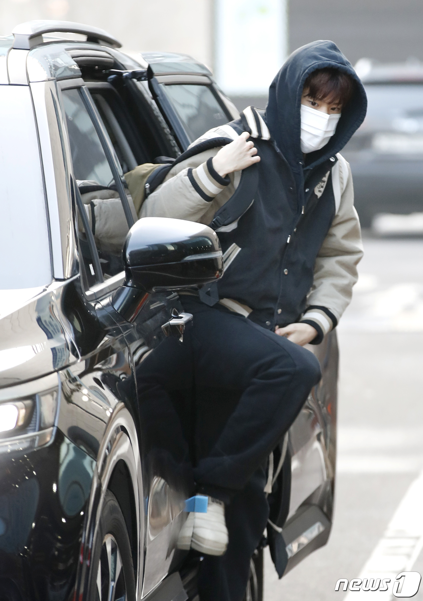 (서울=뉴스1) 권현진 기자 = 라이즈 소희가 음악방송 '뮤직뱅크'(이하 뮤뱅)를 위해 12일 오전 서울 영등포구 KBS 신관 공개홀에 도착해 차에서 내리고 있다. 2024.1.1 …