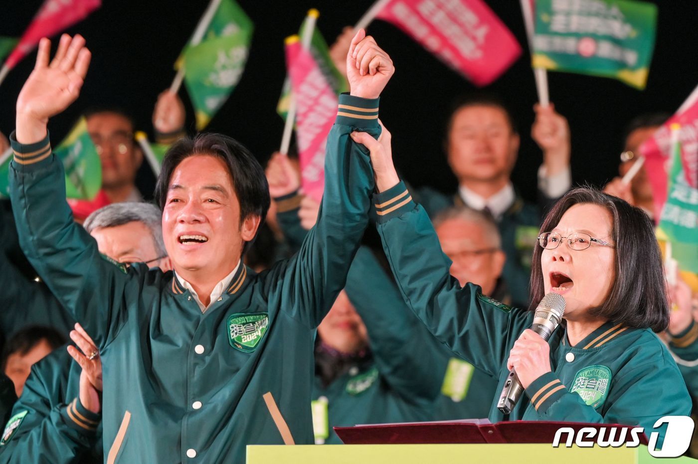 본문 이미지 - 대만 총통 선거를 이틀 앞둔 11일&#40;현지시간&#41; 밤, 타이베이 대만총독부 건물 앞 카이다거란 대도에서 열린 대만 집권 민진당 소속 라이칭더 총통 후보의 유세에 차이잉원 현 총통이 참석했다. 2024.01.11 ⓒ AFP=뉴스1 ⓒ News1 최종일 기자