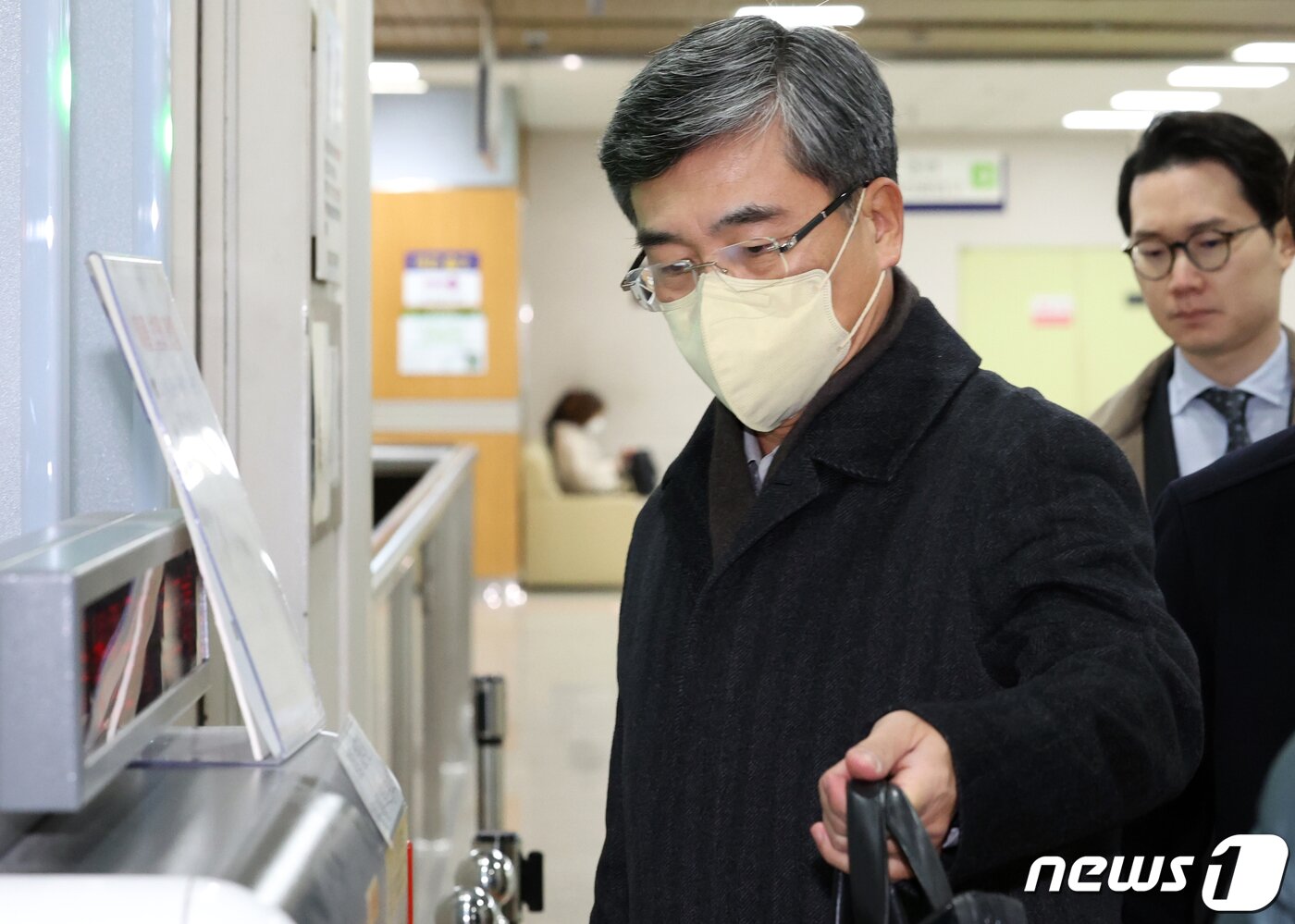 본문 이미지 - 서욱 전 국방부 장관이 지난 2023년 1월 12일 오전 서울 서초구 서울중앙지방법원에서 열린 '서해 공무원 피격 은폐' 의혹 공판에 출석하고 있다./뉴스1 ⓒ News1 김명섭 기자